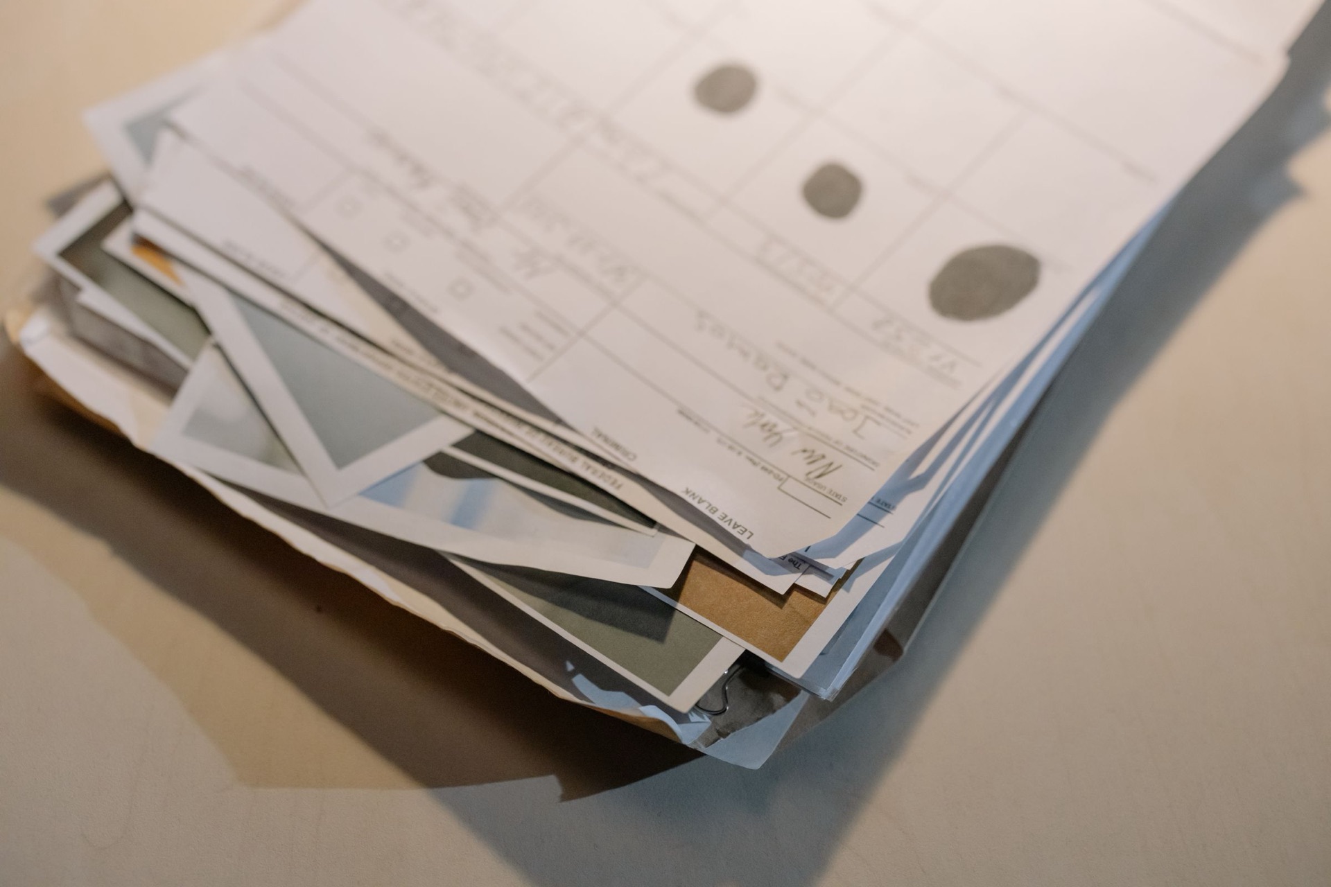 Una pila de documentos de papel sobre un escritorio